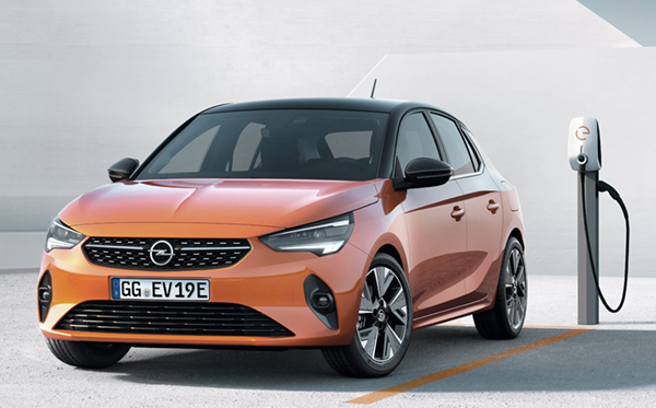 Opel Corsa ja Peugeot 208 (alla) ovat kahden eri automerkin muunnelmat samasta autosta. Yhteisestä perusrakenteesta huolimatta kummassakin autossa on sen edustamalla merkille ominaisia piirteitä. 
