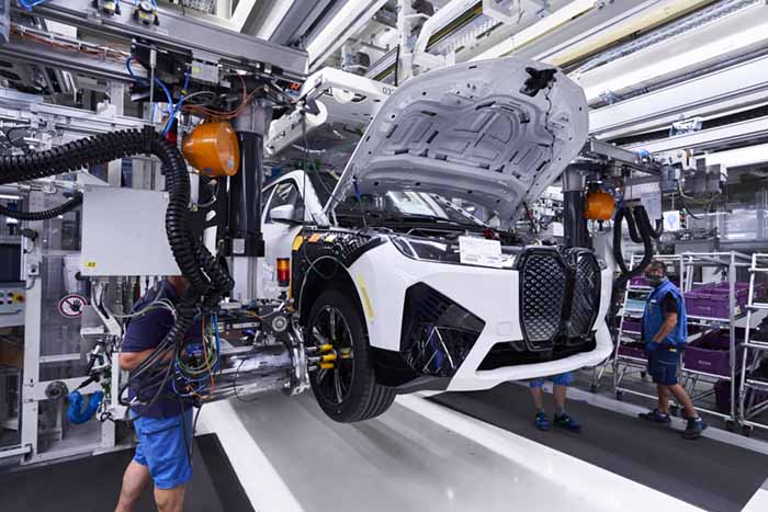 Vaikka BMW:n tuotantolinjoilla syntyy sähköautoja kuten kuvan iX, myös polttomoottoriautot ja polttokennoautot kuuluvat baijerilaisvalmistajan strategiaan.