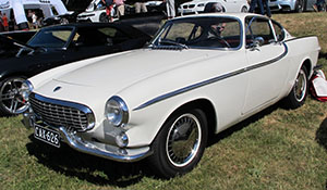 Polestar 1:n esikuva: Englannissa kootun varhaisen vuosimallin Volvo P 1 800:n tunnistaa pölykapseleista ja C-pilarin merkistä. Myös etupuskurin sarvet hävisivät myöhemmistä vuosimalleista. 