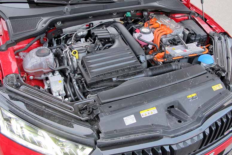 Bensiinikäyttöinen polttomoottori ja sähkömoottori ovat Octavian plugariversion iV:n konepellin alla vierekkäin.