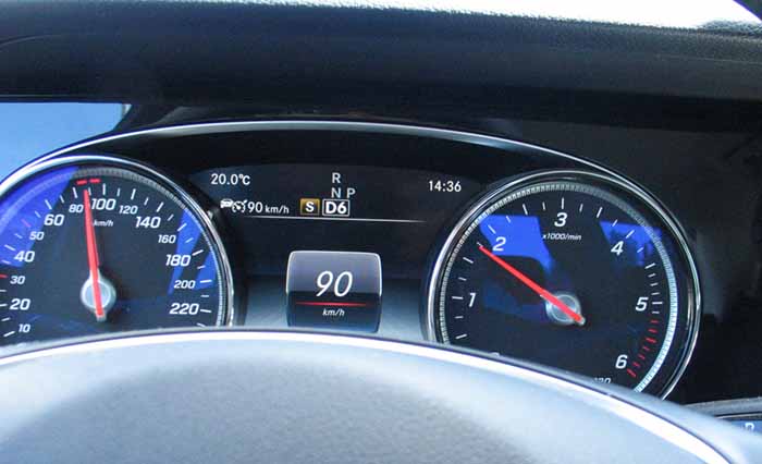 Adaptiivisen vakionopeussäätimen nopeus kannattaa säätää suunnilleen liikennevirran mukaiseksi niin, että auto ei turhaan kiihdyttele ja jarruttele muun liikenteen vuoksi.