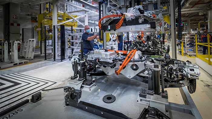 CATL ja LG Chem toimittavat akkuja Volvon sähköautoihin. Kuvassa akustoa asennetaan XC40 Recharge -malliin Volvon Belgian tehtaalla Gentissä.