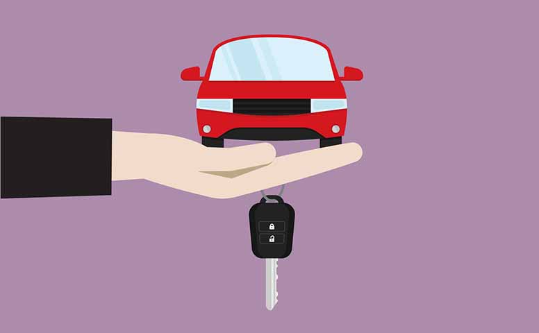 Käsi pitelee punaista autoa ja autonavainta