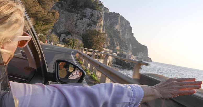Nainen ajaa autoa Italiassa