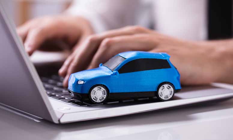 Tietokone ja sininen auto