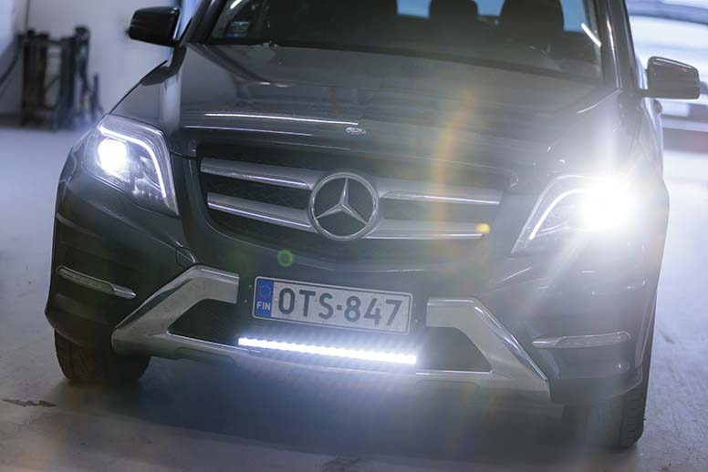 Autoon on asennettu lisävalot