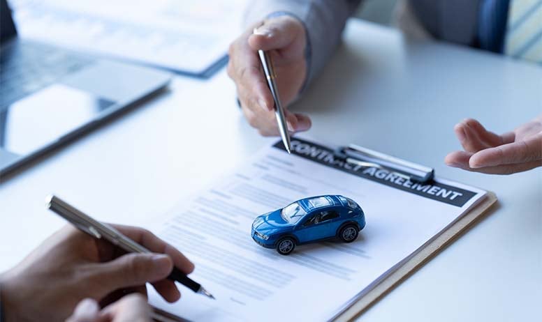 Sininen leikkiauto, sopimus, kädet ja kynät