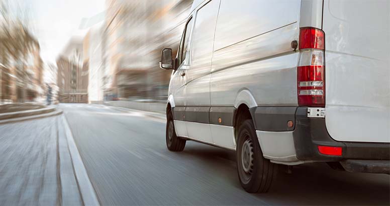 Valkoinen pakettiauto