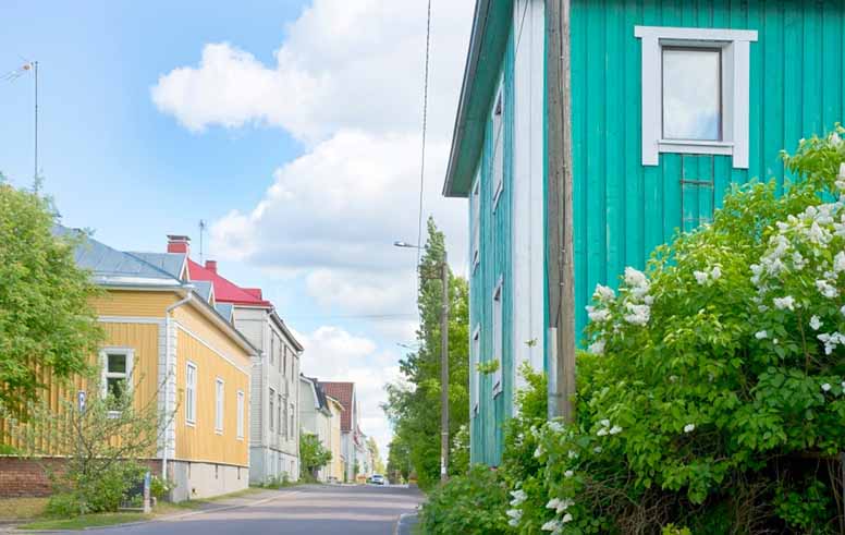 Värikkäitä puutalo Pispalassa Tampereella