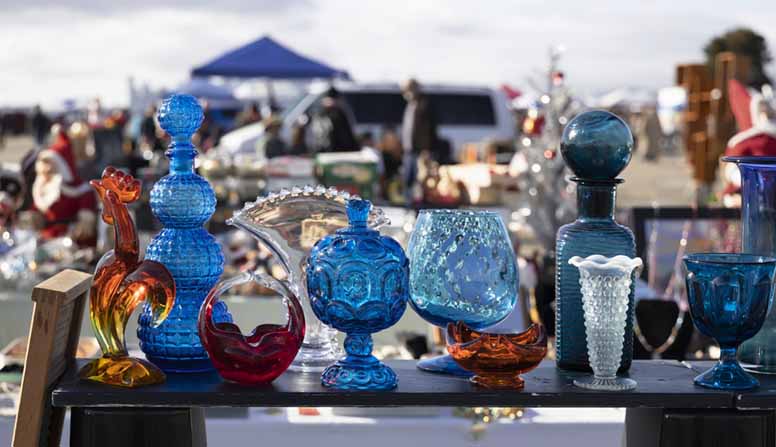 Värikästä lasia kipputoripöydällä