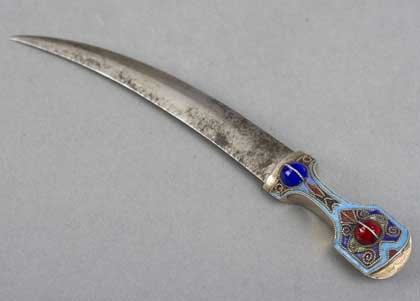 Hagelstamin elokuun kuukausihuutokaupassa myytiin Fabergén leimaama paperiveitsi/tikari. Tikarin pituus on 13,5 cm. Hinta huutomaksuineen oli runsaat 700 euroa.