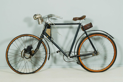 Helanderin elokuun huutokaupassa oli tarjolla polkupyöräharvinaisuus 1800-luvulta: kanadalainen ns. Cleveland-pyörä, jossa on pieni moottori. Pyörän hinta huutomaksuineen nousi lähes 1 200 euroon.