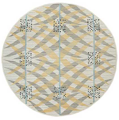 Pyöreä gobeliinitekniikalla valmistettu Paula-matto myytiin Bukowskisin Tukholman huutokaupassa 23 000 eurolla.