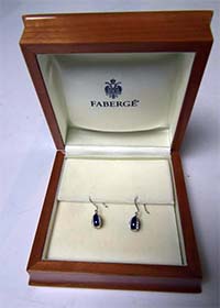 Aleksin joulukuun huutokaupassa myytiin nämä Fabergén valkokultaiset korvakorut, jotka ovat 18 karaatin kultaa ja joissa on emalointia ja timantteja. Vasarahinta oli 2 300 euroa, jonka päälle tulivat huutomaksut. Kuva Aleksin huutokauppa