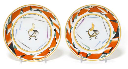 Neuvostoliiton alkuaikoina (1922) suunniteltua ja valmistettua lautasta nimeltään ”Red ribbon” – punainen nauha. Kuva: Bonhams