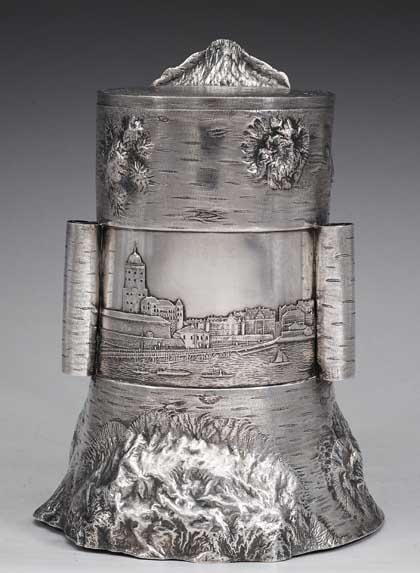 Bukowskisin Tukholman huutokaupassa myytiin erikoinen trompe lóeil -hopeatuoppi Viipurista vuodelta 1930. 
