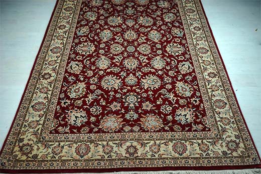 Tämä Helanderilla myyty käyttämätön iranilainen Bidjar-matto nousi huutomaksuineen yli 6 000 euroon. Kuva: Helander