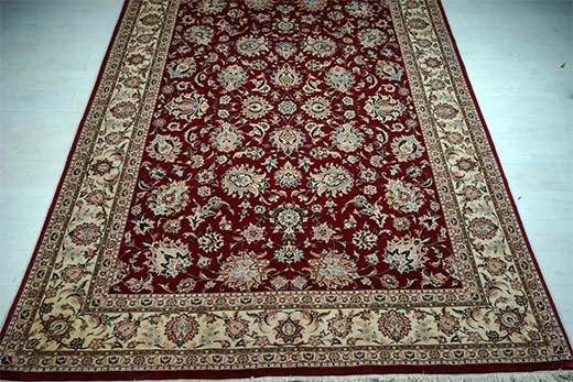 Tämä Helanderilla myyty käyttämätön iranilainen Bidjar-matto nousi huutomaksuineen yli 6 000 euroon. Kuva: Helander