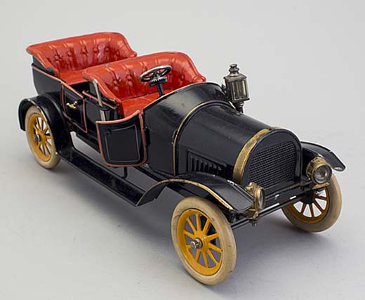 Tukholman Bukowskisin järjestämän leikkikaluhuutokaupan yksi arvokkaimpia kohteita oli tämä saksalainen Gebrüder bing -leikkiauto noin vuodelta 1912. Se on käsinmaalattua peltiä, ja se kulkee kellokoneiston avulla, johon löytyy myös avain. Kaikki neljä ovea ovat avautuvia. Auton pituus on 32 cm. Auto maksoi huutomaksuineen noin 8 000 euroa. Kuva: Bukowskis