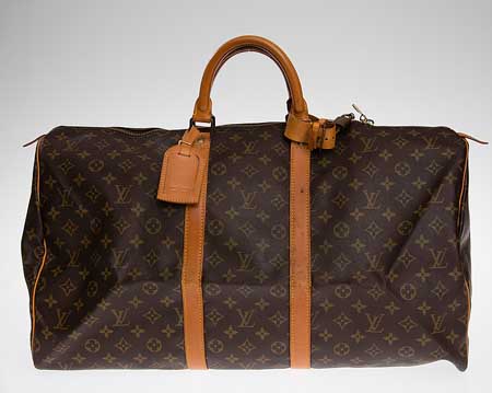 Louis Vuittonin Bukowskis Marketilla myyty kassi on vuorattu, vetoketjullinen ja kantokahvoilla varustettu. Leveys on 55 cm, korkeus 29 ja syvyys 24,5 cm.