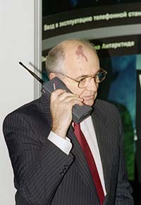 Nokian mahtava ja yllättävä markkinointitempaus vuonna 1989: Neuvostoliiton presidentti Mihail Gorbatšov puhuu Helsingissä Moskovaan Nokian matkapuhelimella. Kuva levisi ympäri maailmaa. Kuva: Lehtikuva