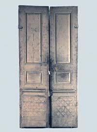 Tämän ulko-ovipari maksoi huutomaksuineen Uppsala Auktionskammaren huutokaupassa vajaat 800 euroa. Se on ruotsalaista tekoa 1700-luvulta, ja siinä on hieman koristeita. Rautaosat ovat sepän takomia. Avain puuttuu muutoin alkuperäisestä lukosta. Kooltaan pariovet ovat 240 x 115 cm. Kuva: Uppsala Auktionskammare