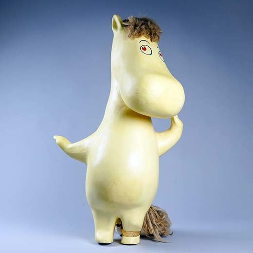 Helanderilla huutokaupattu Niiskuneiti-somistusnukke on valmistettu paperimassasta Stockmannin muumiaiheisten myyntitapahtumien somisteeksi. Se on 105 cm korkea. Nukke on lojunut varastossa yli 60 vuotta, ja viimeksi sitä on käytetty yleisömagneettina Tampereen Stockmannin avajaisissa. Tampereelta se Helanderin huutokauppaan tulikin, mutta vaati ennen huutokauppaamista restaurointia. Kuva Helander