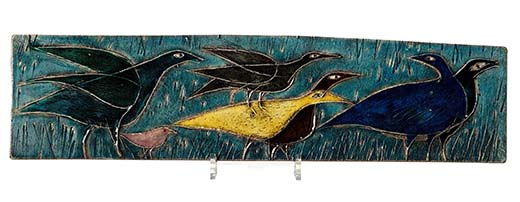 Rut Brykin Lintuparvi-reliefi (Arabia noin 1955) oli yksi eniten lähtöhinnastaan noussut taidekeramiikkateos Bukowskisin Tukholman huutokaupassa. Kun lähtöhinta eli arviohinta oli 2 000–2 500 euroa, niin hinta kohosi huutomaksuineen noin 13 500 euroon. Reliefin koko on 15 x 59 cm. Lähes yhtä korkealle nousi yksi suurikokoinen Birger Kaipiaisen keramiikkavati kooltaan 73 x 51 cm. Kuva Bukowskis