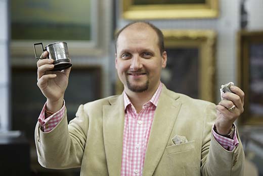 Hopeaesineet pitää puhdistaa ja kiillottaa aika ajoin, ja se käy melko helposti nykyaikaisilla hopean kiillotusaineilla, joissa ei ole hankaavia ainesosia. ”Ei hammastahnaa hopean kiillotukseen”, kuten Joachim Borgström Bukowskilta sanoo.