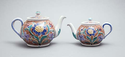 Hagelstamin Modern-huutokaupassa joulun alla on tarjolla hieman harvinaisemman tyyppinen Birger Kaipiaisen design-esine – nimittäin Ara-teekannupari 1940-luvulta. Isompi on signeerattu B.K., Arabia. Kannupari on lahja taiteilijalta sisarelleen. Vaikka väritys ja koristeiden muoto on selkeästi Kaipiaisen tyyppistä, taiteilijan valtavirrasta eroavan esineen hinnoittelu on vaikeaa. Tämän kannuparin lähtöhinta on 800 euroa.