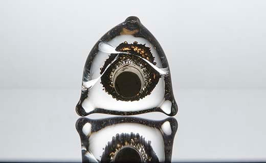 Design-lasin keräilijän painajainen on se, jos esineessä on sisäisiä jännitteitä, jotka purkautuvat esimerkiksi lämpötilan muutoksen seurauksena. Tämä lasitulppa on Björn Weckströmin karahvista. Siihen ilmaantui pesun jälkeen sisäinen halkeama, joka ei tunnu millään tavoin päällepäin, mutta näkyy ikävästi. Karahvi tuli kyllä pesussa puhtaaksi, mutta sen arvo puolittui.