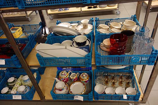 Tällaisia laatikollisia keräilytavaraa oli tarjolla esimerkiksi Helanderin huhtikuun huutokaupassa. Kuukausihuutokaupoissa myytävät ”läjätavarat” ovat yleensä laadukkaampia, kun taas halvempia löytölaatikoita on tarjolla Helanderin iltahuutokaupoissa, joissa yksi huutokohde voi sisältää vaikkapa 6 laatikkoa lasia ja keramiikkaa. Kuva Helander