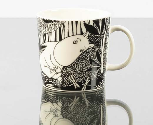 Muumitavarat ovat haluttuja keräilyesineitä, ja niitä sekä tarjotaan että etsitään kirpputoreilta. Arabian ”Muumipeikko unelmoi” -muki vuodelta 2005 on arvokas keräilyesine, joka osuu kohdalle hyvin harvoin. Tämä muki myytiin Helanderin huutokaupassa huhtikuussa. Hinta huutomaksuineen oli noin 1 150 euroa, ja enemmänkin siitä on maksettu. Kuva Helander