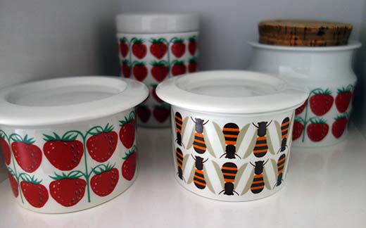 Arabian astioista on kirppareilla sekä kysyntää että tarjontaa. Esimerkiksi Raija Uosikkisen suunnittelemat Pomona-hillopurkit menevät varmasti kaupaksi, jos hinta on sopiva, ja astia on hyvälaatuinen. Arvokkaimpia ovat hunaja- ja karviaishillopurkit. Löytönä voi pitää jos sellaisen onnistuu löytämään vaikkapa alle 50 eurolla. Pelkät Pomona-purkkien kannetkin ovat kysyttyjä, ja niistä joutuu yleensä maksamaan 8–15 euroa.