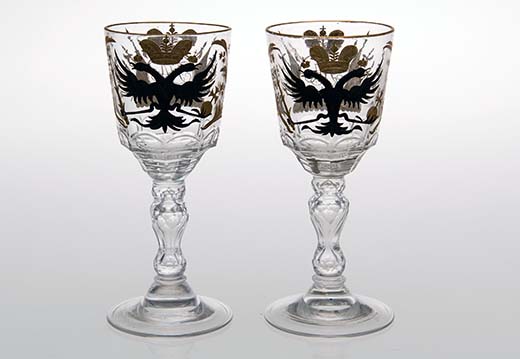 Romanov-suvun 300-vuotisjuhlien kunniaksi Pietarin keisarillisessa lasitehtaassa valmistetut viinilasit on tehty 1700-luvun tyyliin. Ne ovat hiottua lasia ja maalattua mustaa sekä kultaa.  Ne ovat 17 cm korkeita ja taidokkaasti, arvokkaasti sekä runsaasti koristeltuja, joten ne ovat keräilijöiden suosiossa. Tämä viinilasipari oli myynnissä Bukowskis Marketin huutokaupassa 3 000 euron lähtöhinnalla.