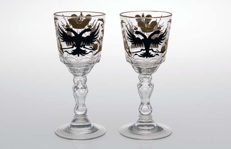 Samat viinilasit huutokaupassa: hinnoissa melkoinen ero