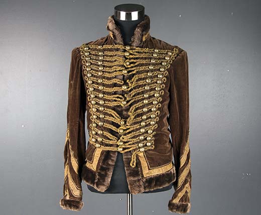 Hagelstamin Militaria-huutokaupan yksi erikoisuus oli upea venäläinen Akhtyrkan husaarirykmentin ns. Mentik-asetakki. Sen lähtöhinta oli 1 500 euroa, mutta hinta kohosi huutomaksuineen yli 2 400 euroon.