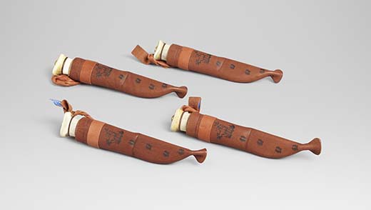 Ravintola Noman skandinaavinen designesineistö oli lähinnä tanskalaista. Suomalaista oli vain Kauko Raatiniemen neljän puukon sarja, josta maksettiin noin 850 euroa eli lähes nelinkertainen summa lähtöhintaansa nähden. Ja todennäköisesti myös paljon enemmän kuin mitä niistä ravintola Noma on uutena maksanut. Puukot kuuluvat lappilaistehtailijan Wood jewel -sarjaan, jossa on kymmeniä erilaisia puukkoja. Näiden terä on 20 cm pitkä, ja ne on tehty puusta, poron luusta sekä hiiliteräksestä ja varusterttu nahkatupella.