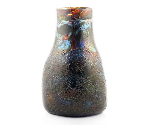 Tamperelaisella Annmari´silla on design-huutokauppa sunnuntaina 29.10.  Siellä on tarjolla mm. tämä Oiva Toikan harvinaisempaa tuotantoa edustava monivärinen taidelasi Nuutajärveltä. Taidelasin korkeus on 34 cm ja halkaisija 22 cm. Arviohinta on 1 500–2 000 euroa.