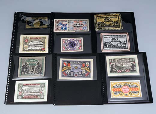 Helanderin huutokaupassa myytävänä olevat hätärahat näyttävät leikkiseteleiltä, mutta kyllä ne aikoinaan tarpeeseen painettiin. Nämä ovat 1920-luvulta peräisin olevia kaupunkirahoja, joita tässä kansiosa on 280 kpl.