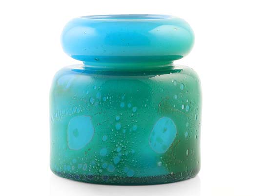 Kyllä hyvä design Suomessakin on arvostettua. Kaj Franckin turkoosin värinen, uniikki taidelasi kallistui Annmari´sin huutokaupassa yli kolmenkertaiseksi 400-500 euron lähtöhinnastaan. Esineen korkeus on 20 cm ja leveys 17 cm.