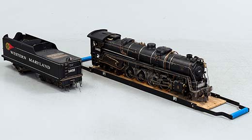 Ruotsalaiskeräilijän höyryjunakauden kokoelmasta osa oli myynnissä Bukowskis Marketin nettihuutokaupassa lokakuussa. Yksi arvokkaimmista myydyistä kohteista oli tämä höyryveturi hiilivaunuineen "4-8-4 Western Maryland 1402", jonka ruotsalaisarkkitehti itse on rakentanut. Sen pituus hiilivaunun eli tenderin kanssa on kaksi metriä, leveys 20 cm ja korkeus 30 cm. Siitä maksettiin lähes 4 000 euroa.