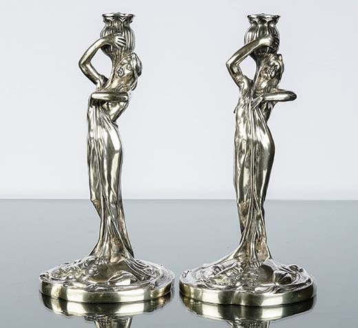 Helanderin seuraavassa kuukausihuutokaupassa 30.8.–1.9. on myynnissä varsin harvinaiset hopeiset naisfiguuri-pöytäkoristeet. Ne on tehty Moskovassa 1899–1908 välisenä aikana, ja tekijänä on Gustav Klingert, joka on tunnettu nimenomaan emalihopeastaan, joten nämä pöytäkoristeet ovat tosi erikoisuuksia. Figuurien korkeus on 27,5 cm. Kuva Helanderin huutokaupat