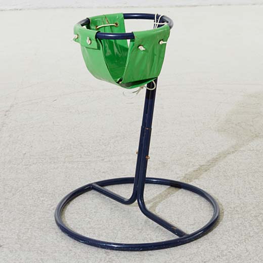 Stockholms Auktionsverkin huutokaupassa myytiin tämä Charlotte Rude & Hjördis Olsson-Unen Ikealle suunnittelema Dino-lastentuoli. Se on 1970-luvulta korkeudeltaan 65 cm. Arviohinta oli 150 euroa. Tätä ei pidä sekoittaa Eero Aarnion Dinoon. 