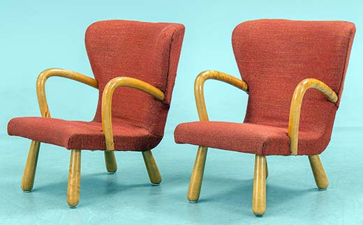 Bukowskisin huutokaupassa Ruotsissa myytiin tämä koivupuinen Åke-tuolipari 2 200 euron vasarahinalla, jonka päälle tulivat huutomaksut. Tuolit ovat 1950-luvulta, ja niissä on tahroja ja muita käytön jälkiä. Kuva Bukowskis