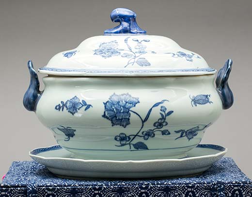 Jopa jotkut Ikean keramiikka-astiat ovat kokeneet yllättävän arvonnousun. Hyvänä esimerkkinä on 1700-luvun tyyliin tehty Nejlika-sarja 1900-luvun lopuilta. Bukowskisin huutokaupassa on myyty esimerkiksi tämä kiinalaisvalmisteinen terriini pituudeltaan 31 cm ja leveydeltään sekä korkeudeltaan 25 cm. Siinä oli myös alusvati. Setin arviohinta oli 500 euroa. Terriini oli alkuperäisessä laatikossaan, mikä osaltaan vaikutti hintaan. Kuva Bukowskis