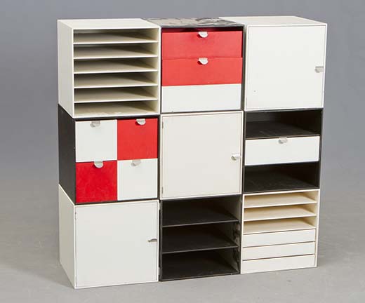 Ristomatti Ratian suunnittelemia ja aikoinaan hyvinkin suosittuja Palaset-laatikostoja on ollut huutokaupoissa tarjolla ajoittain, ja hintataso on vaihdellut suurestikin. Esimerkiksi elokuussa niitä oli tarjolla Hagelstamin kuukausihuutokaupassa peräti 9 kappaletta. Niitä oli käytetty paljon, ja vikojakin löytyi. Lähtöhinta oli 150 euroa, mutta niistä maksettiin vain vajaat 100 euroa. Kukaan ei uskalla ennustaa, tuleeko siitä joskus keräilijöiden suosikki. Kuva Hagelstam