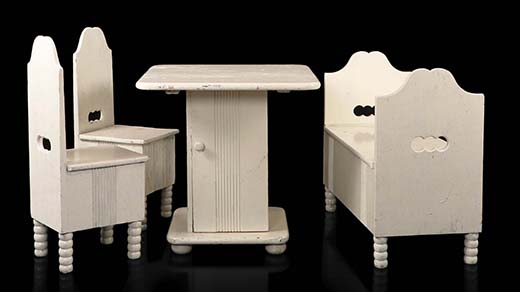 Tamperelainen huutokauppayhtiö Annmari´s järjestää seuraavan vasarahuutokauppansa 10. syyskuuta. Siellä on tarjolla mm. tämä harvinainen kaluste-erikoisuus,  Eliel Saarisen suunnittelema lastenhuoneen kalusto, johon kuuluu sohva (jossa nukensänky sisällä), kaksi tuolia sekä pöytä säilytyslokeroilla. Se on tehty erikoistilauksena Munkkiniemen pensionaattiin Helsinkiin. Arviohinta on 1 000 – 1 500 euroa.