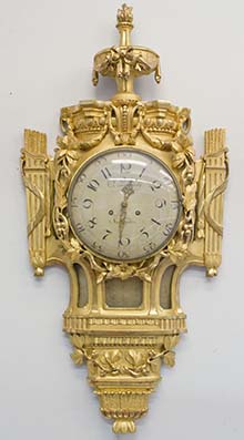 Hagelstamin elokuun kuukausihuutokaupassa myytiin tämä upea, kullattu seinäpendyyli 1700-luvulta. Kello on Tukholmasta ja tekijä on Ljungdahl. Kellon korkeus on 122 cm ja leveys 58 cm. Hinta huutomaksuineen nousi hieman yli 1 000 euroon. Kuva Hagelstam