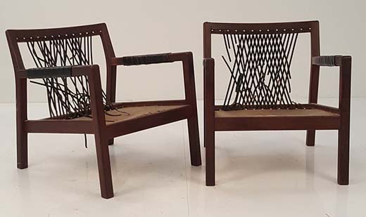 Helanderin elokuun iltahuutokaupassa myytiin tämä Rialto-nojatuolipari huutomaksuineen noin 800 eurolla. Tuolit ovat melko huonossa kunnossa – esimerkiksi istuintyynyt puuttuvat ja selkäosan nahkapunoksessa on vikoja. Silti kauppaa voi pitää edullisena.